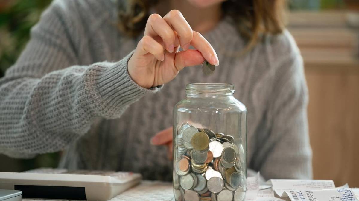 Why Do Some People Save Money Easily While Others Struggle;  The Psychology Behind Smart Saving Habits