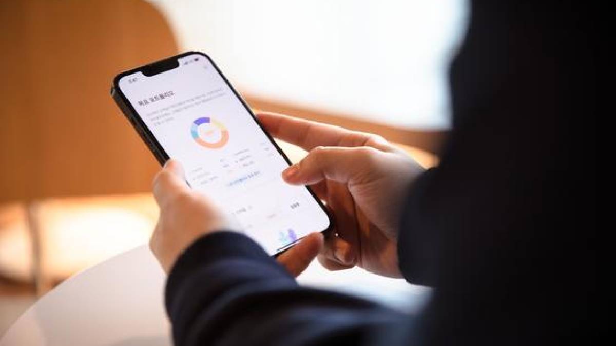 Robo-Advisors vs Human Advisors: Which One Is the Smarter Choice for Your Money