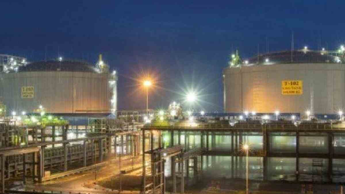 Petronet LNG Shares Drop 4% as QatarEnergy Force Majeure Fears Rattle Investors