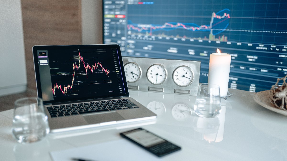 Swing Trading vs Day Trading: Key Differences, Risks, Pros & Cons Every Trader Should Know